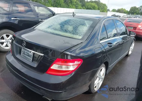 2011 Mercedes-Benz C 300 Luxury/Sport z USA, uszkodzony, nr VIN WDDGF5EB2BR168537